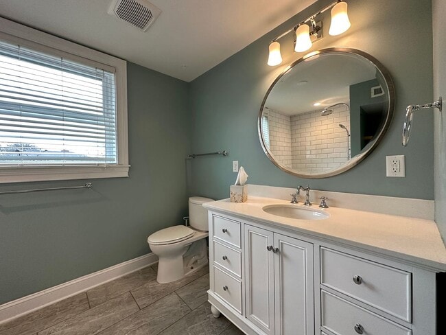 Building Photo - Remodeled beauty in Charolette Park