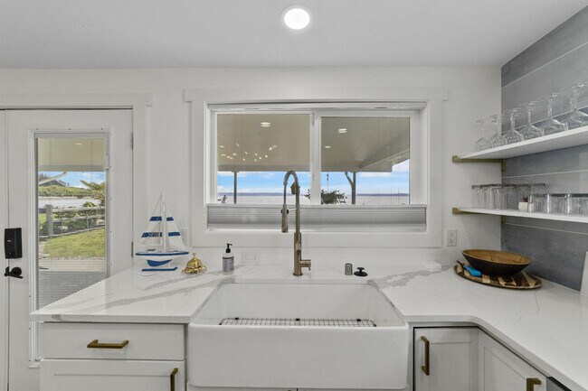 Building Photo - 260 E Driftwood Shores Rd