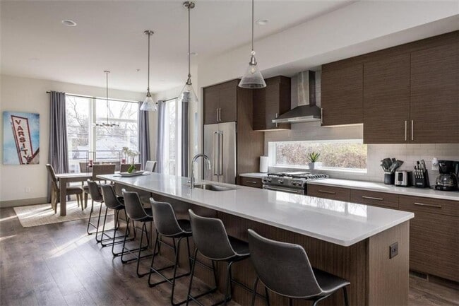 Primary Photo - 37 Reynolds Square Ln