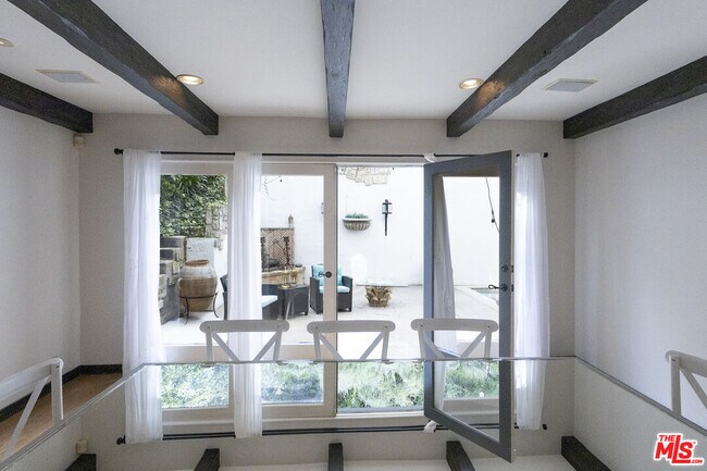 Building Photo - 1407 N Beverly Dr