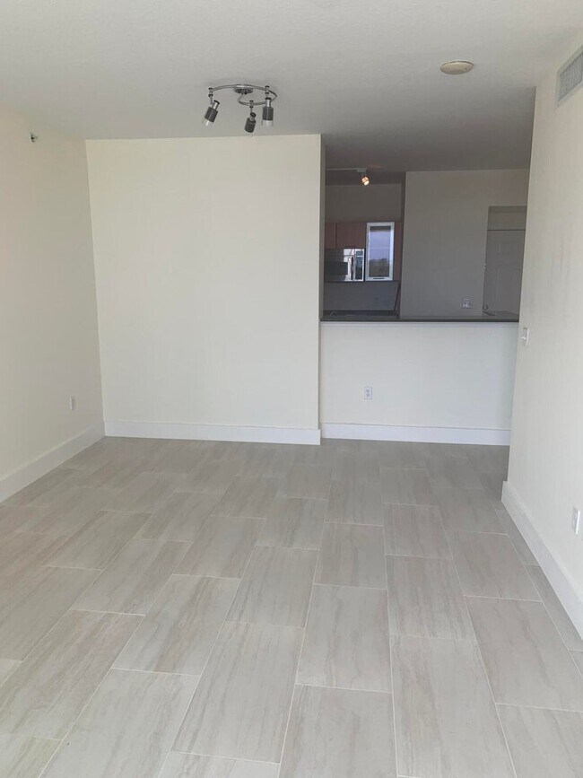 Building Photo - 100 NE 6th St