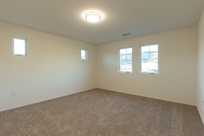 Building Photo - Loft Style of Living in Piru