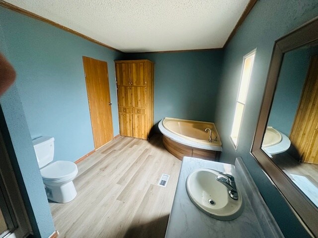 Master bathroom - 16163 Carole Dr