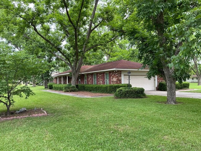 Building Photo - 2504 Mahan Dr