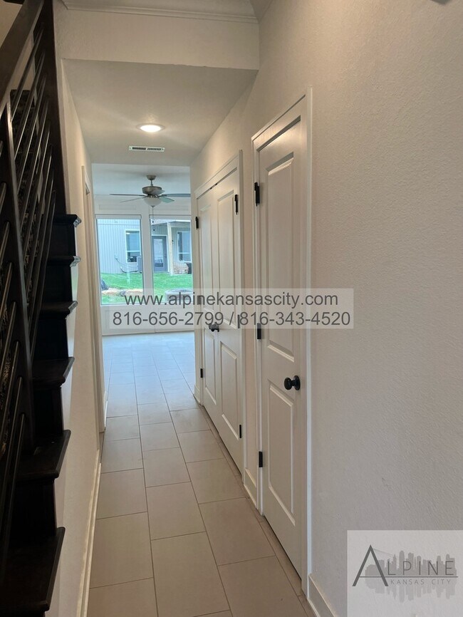 Building Photo - Beautiful Parkville Town Home Coming Soon!