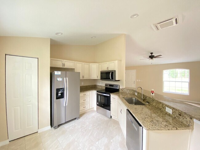 Building Photo - Desirable SW Ocala Neighborhood- 3/2/2 **W...