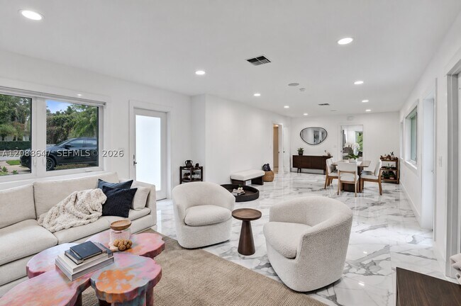 Building Photo - 2105 Alamanda Dr