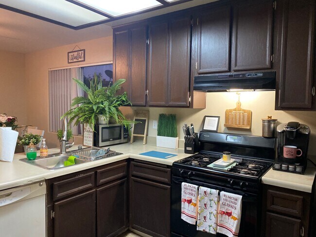 Building Photo - 1294 Elder Ave