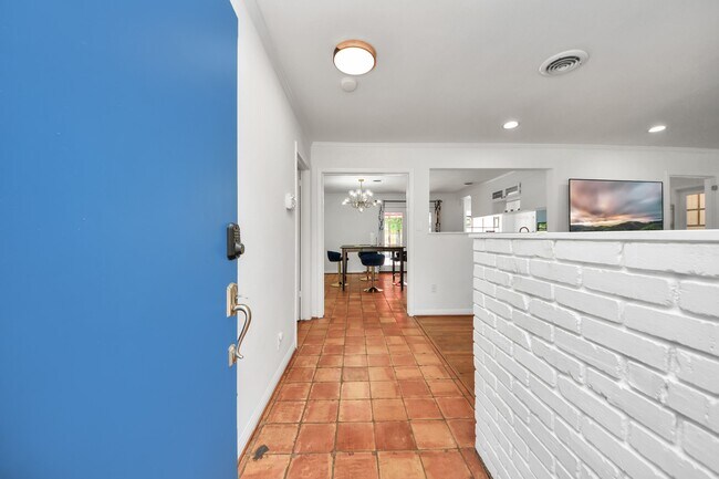 Building Photo - 5139 Beechnut St