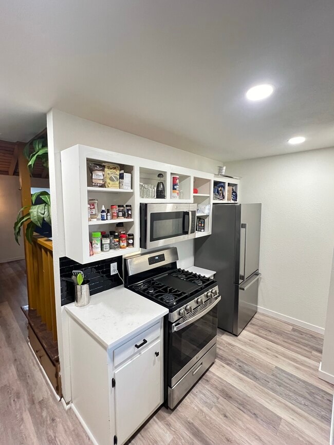 Kitchen - 214 E Cleburn St