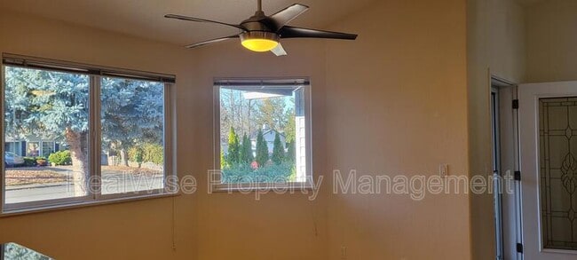 Building Photo - 1267 SW Ironwood Dr