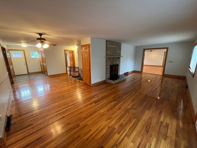 Building Photo - **RIVERFRONT 4-BEDROOM/2-BATH WITH 4-CAR GARAGE, FULL BASEMENT!!**