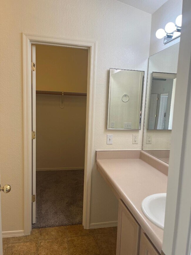Building Photo - 2423 S Cybil Ave