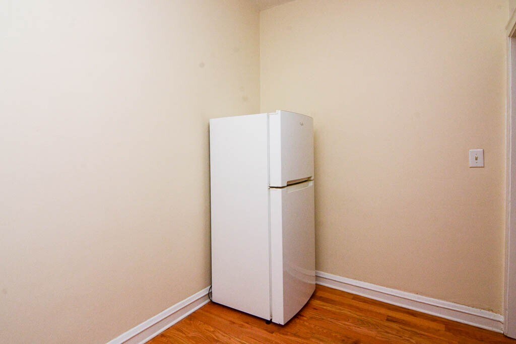 Building Photo - 544 W Wellington Ave