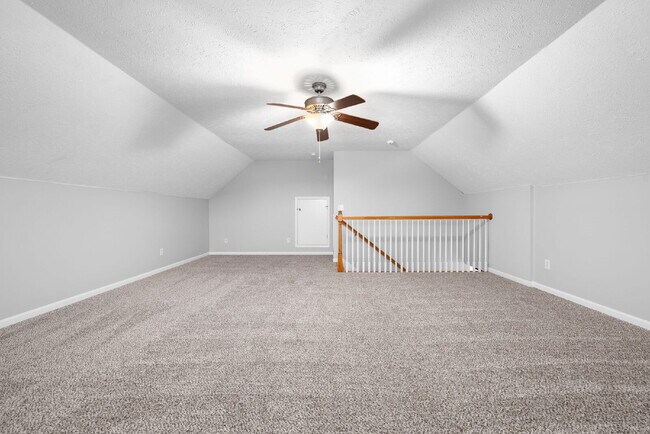 Building Photo - Spacious Home Conveniently Located Near I-24, Shopping, Restaurants, Movie Theater, AND More!