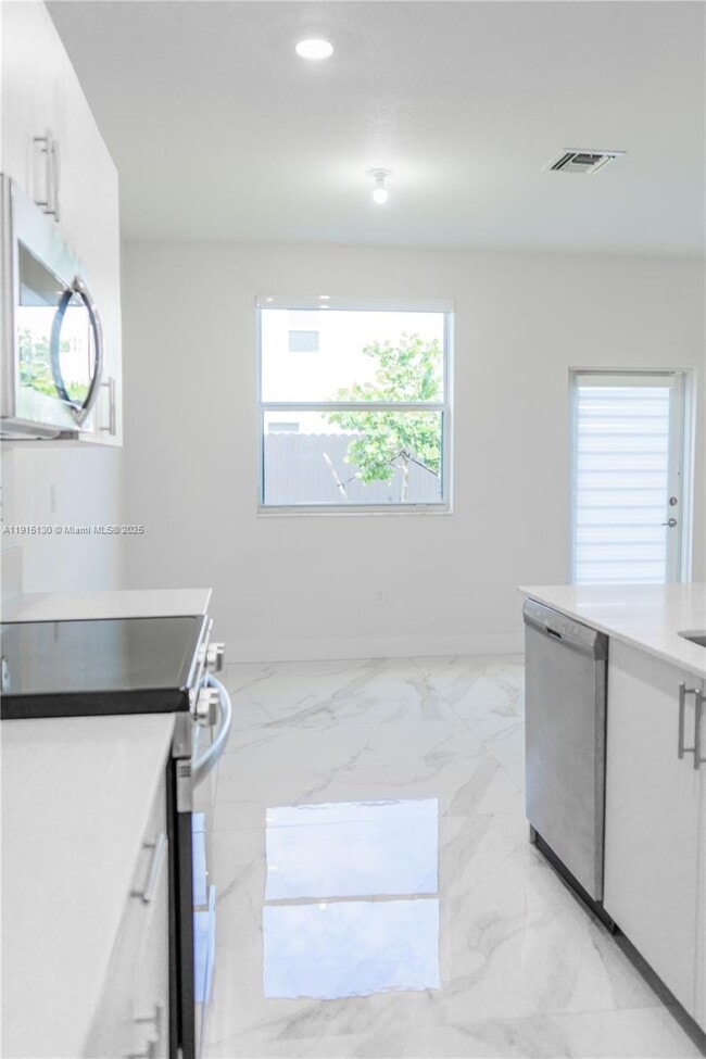 Building Photo - 16144 SW 148th Pl