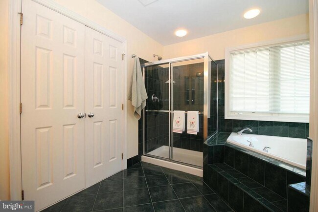 Building Photo - 4553 Fair Valley Dr