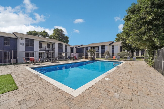 Building Photo - Avila