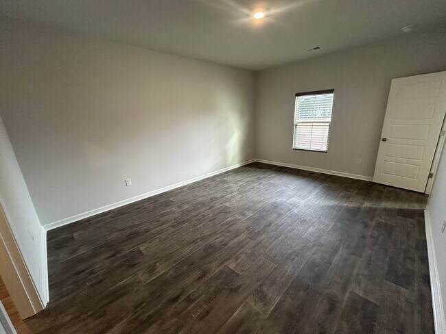Building Photo - Field View 4BD/ 2BA