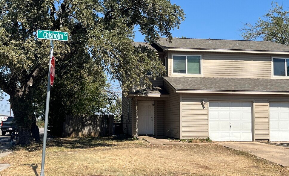 Front - 926 Chisholm Cv