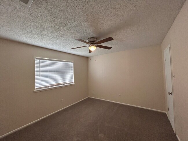 Building Photo - Updated 3/2/1 duplex in Northwest Lubbock.