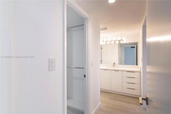 Building Photo - 2 bedroom in Sunny Isles Beach FL 33160