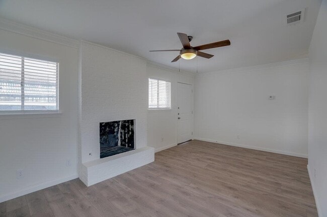 Building Photo - 304 John N Garner Cir