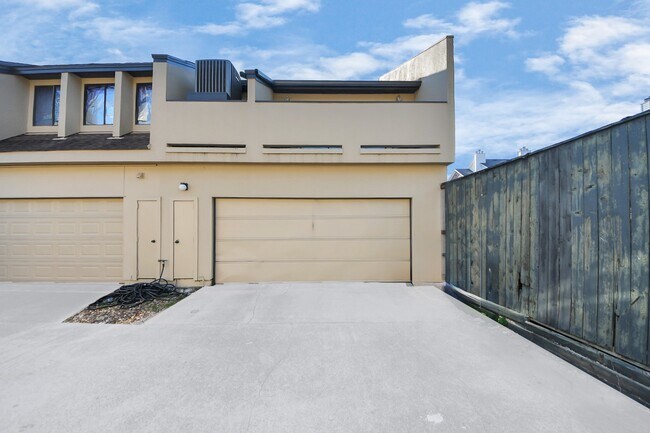 Building Photo - 1112 Bering Dr