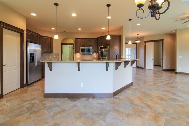 Building Photo - 3 Bed/2.5 Bath Large Horn Rapids Home