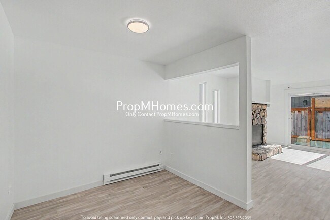 Building Photo - Updated Two Bedroom Duplex in Sellwood - Garage Included!