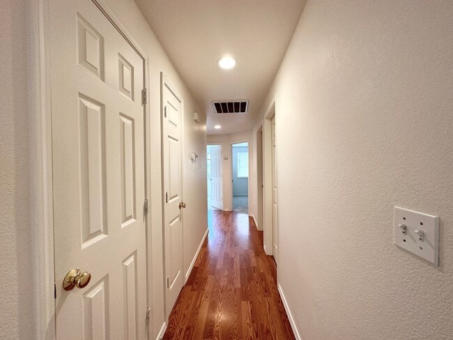 Building Photo - BEAUTIFUL 3 BED, 2 BATH SINGLE FAMILY HOME LOCATED IN NW REDMOND!