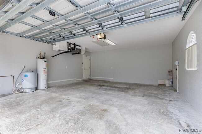 Building Photo - 320 N Fresno Ave