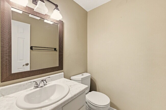 Building Photo - Charming 3 Bedroom Townhomes at Rockrimmon