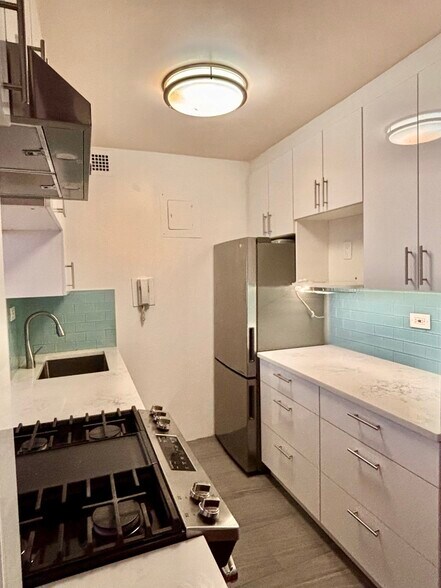 Building Photo - 400 E 54th St