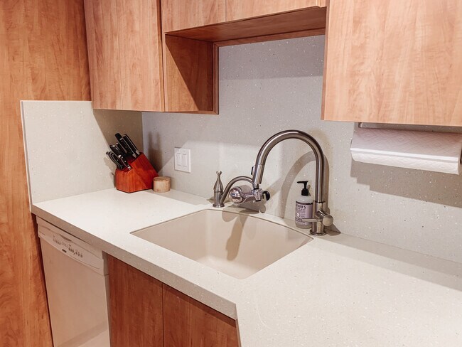 Building Photo - 1050 N Corona St