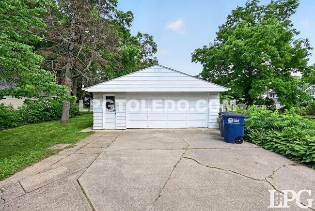 Building Photo - 3822 Lockwood Ave