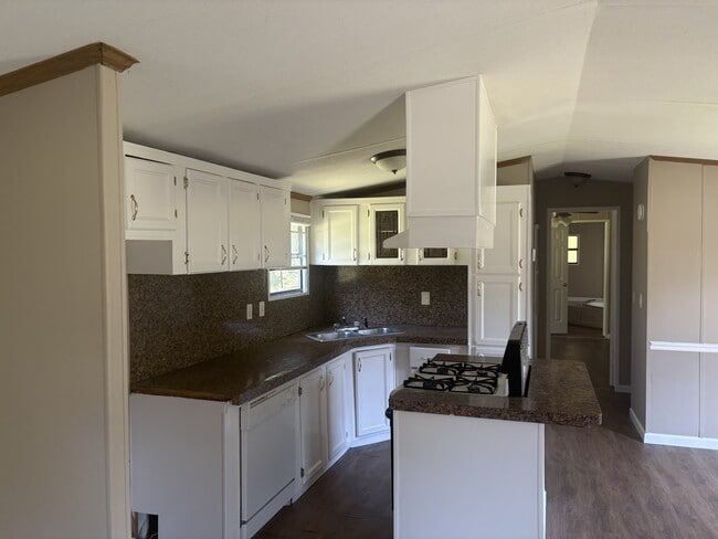 Building Photo - 2120 Cliffwood Rd