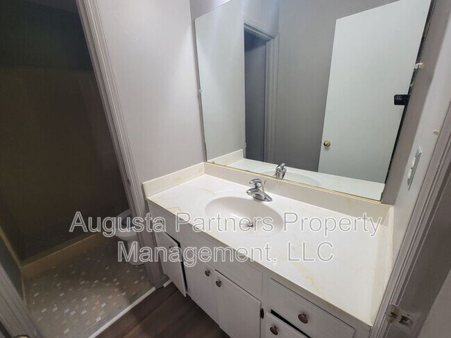 Building Photo - 3737 Woodcock Dr