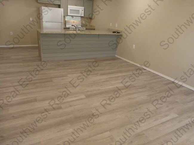 Building Photo - Modern 3 bedroom 2 bath apartment