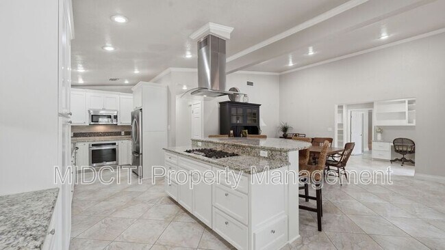 Building Photo - 156 Trelawney St