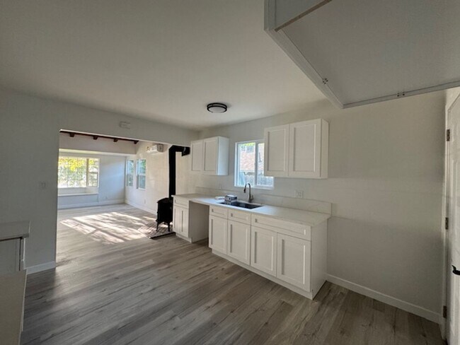 Building Photo - Charming Woodland Hills3+2  Home completely remodeled