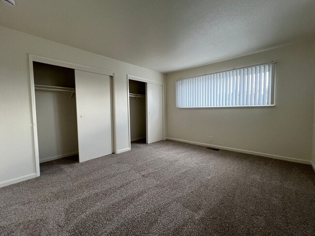 Building Photo - NICE UPDATED DUPLEX IN SACRAMENTO!!