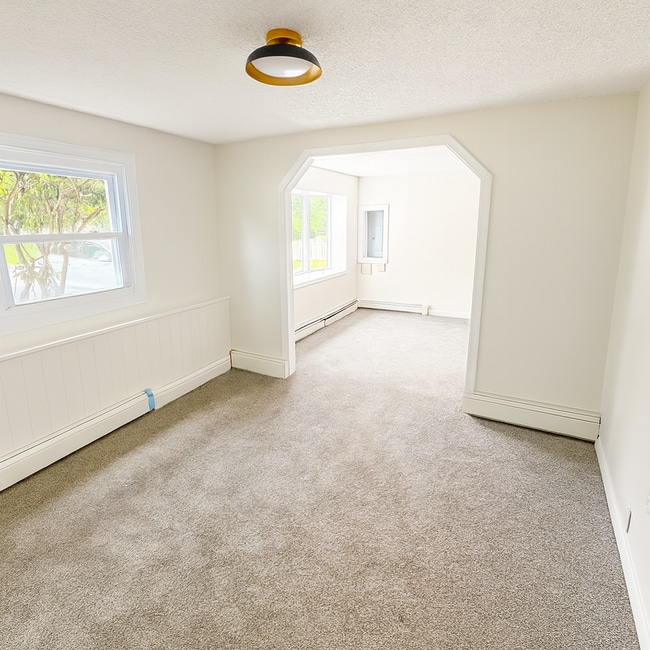 Building Photo - Stunning Renovated 4-Bedroom Home with Gor...