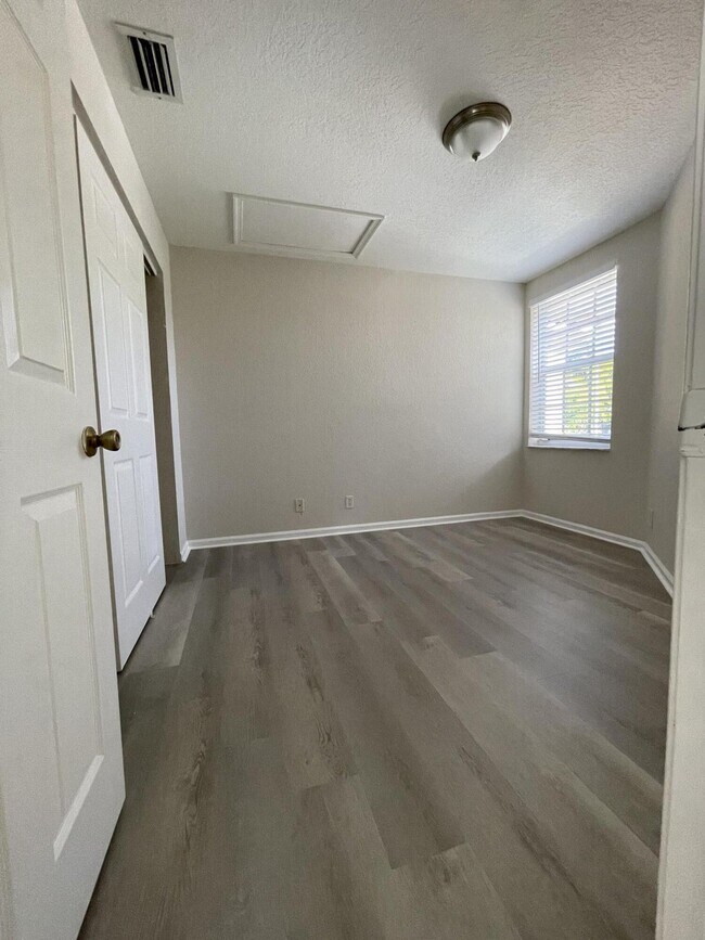 Building Photo - 975 Summit Lake Dr