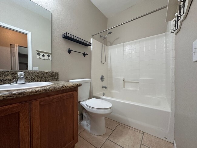 Building Photo - Spacious single story home w/3 beds, 2 bath, den, 2 car garage, near everything.