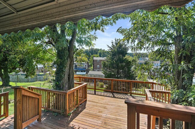 Building Photo - Fantastic Home in Fort Dupont Park! Parking and Basement Included!