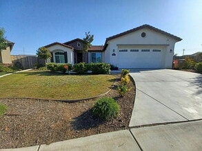 Building Photo - "Charming 3-Bed Oasis with 2 Baths & 1749 Sq Ft of Comfort in Bakersfield!"