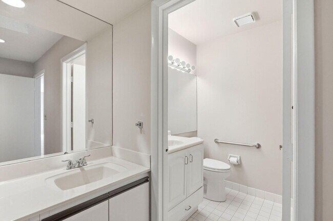 Building Photo - 6170 Bay Isles Dr