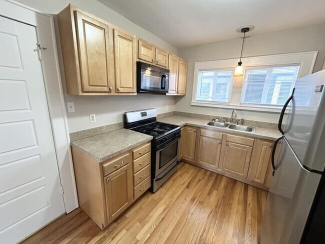 Building Photo - 214 Woodbine Ave