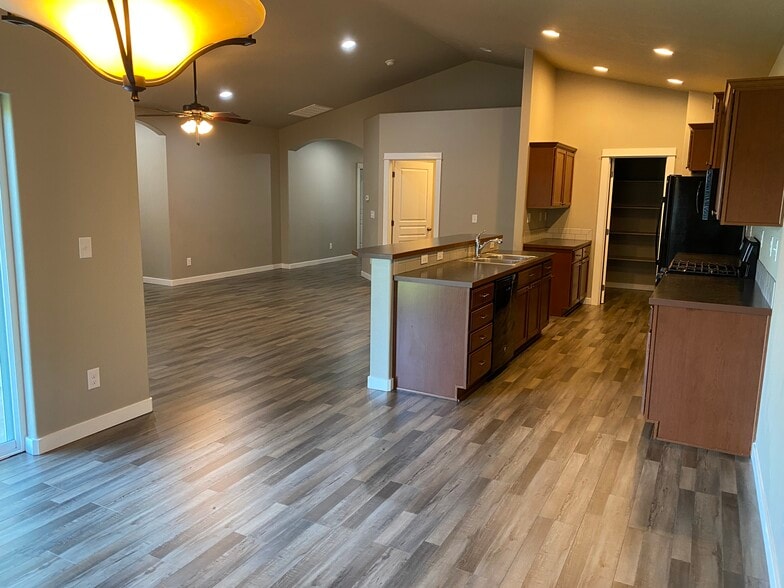 Building Photo - 1640 SW Panorama Dr